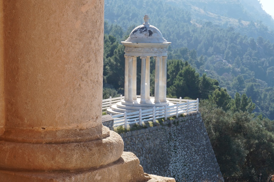 Výhled z paláce na bílý altánek